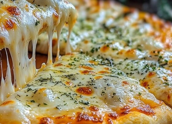 Ultra-Fondant Homemade Cheese Pizza prepared at home with simple ingredients and clear steps.