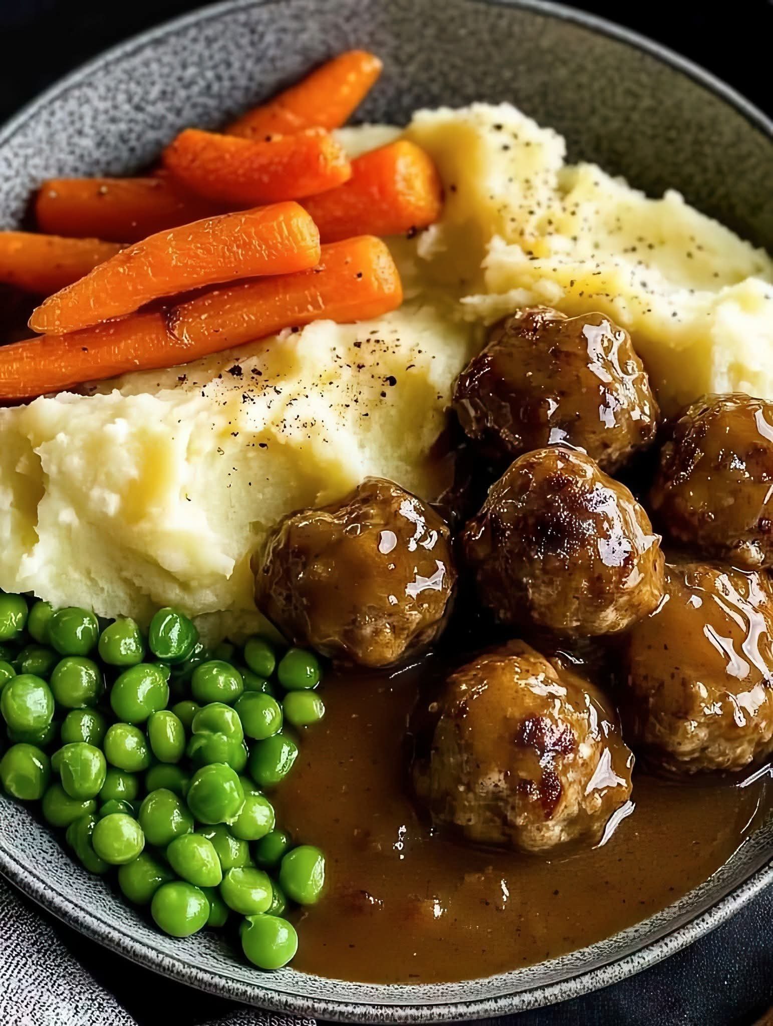 Meatballs with Mashed Potatoes, Gravy, Carrots & Peas