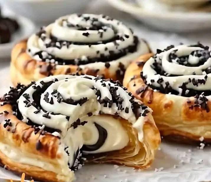Oreo-Stuffed Cinnamon Rolls